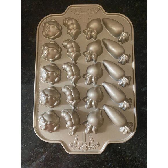 Nordic Ware "Garden Patch Cakelets" Baking Mold- Carrots, Peas, Radishes - Picture 7 of 9